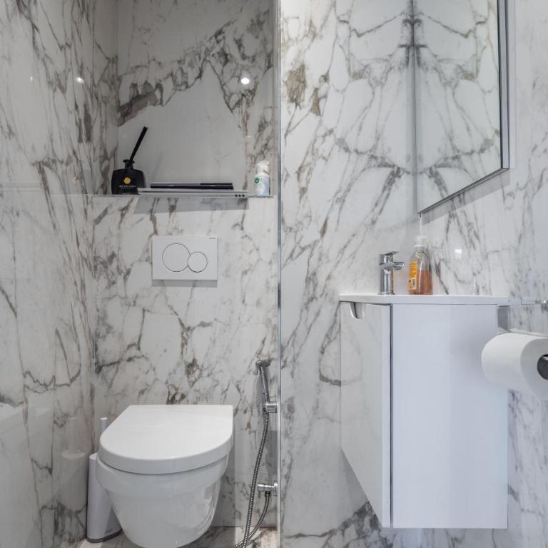 LB Vacation Rentals I Elegant Apartment with Terrace & Mezzanine in the heart of Cannes - Appartement 3 Chambres - 27