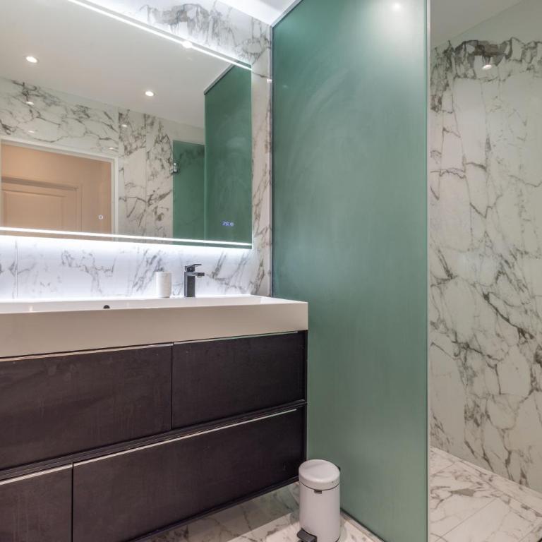 LB Vacation Rentals I Elegant Apartment with Terrace & Mezzanine in the heart of Cannes - Appartement 3 Chambres - 25