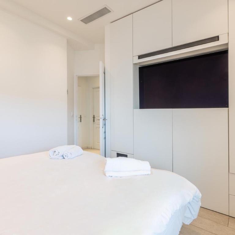 LB Vacation Rentals I Elegant Apartment with Terrace & Mezzanine in the heart of Cannes - Appartement 3 Chambres - 14