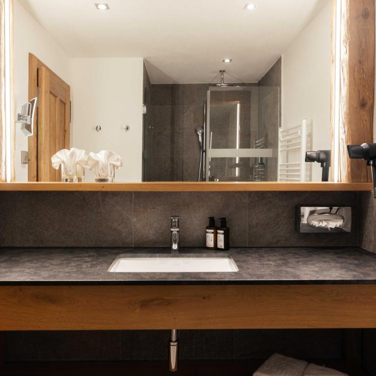 Hotel Quellenhof - Doppelzimmer mit Terrasse - 3