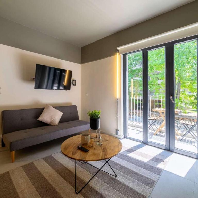 Stay in Comfort Just Steps Away from Bellavista - Apartment - 11