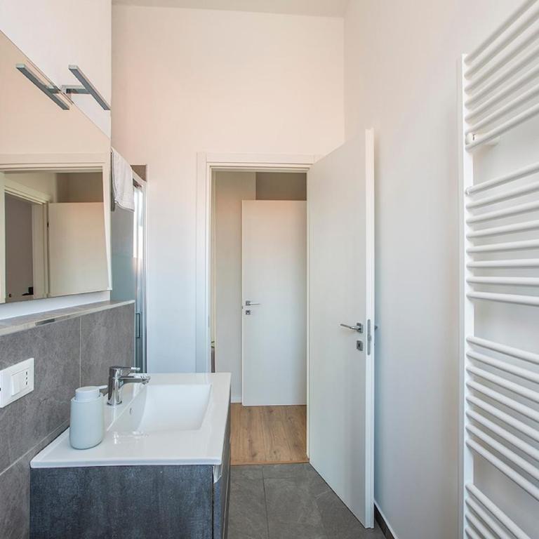 Elengante e Spazioso vicino al lago e al centro - Appartamento con 2 Camere da Letto e Balcone - 3