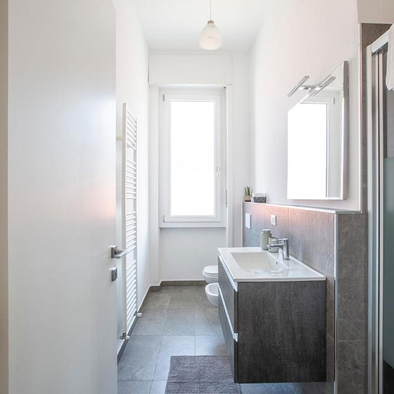Elengante e Spazioso vicino al lago e al centro - Appartamento con 2 Camere da Letto e Balcone - 19