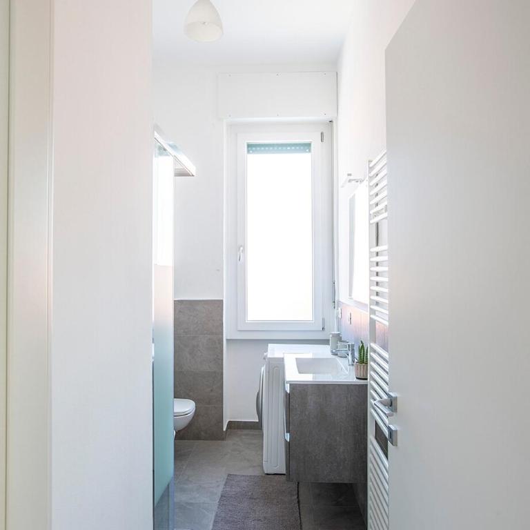 Elengante e Spazioso vicino al lago e al centro - Appartamento con 2 Camere da Letto e Balcone - 32