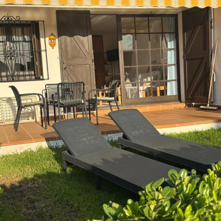 Sunny, seaside rental with pool - Apartamento de 1 dormitorio - 7