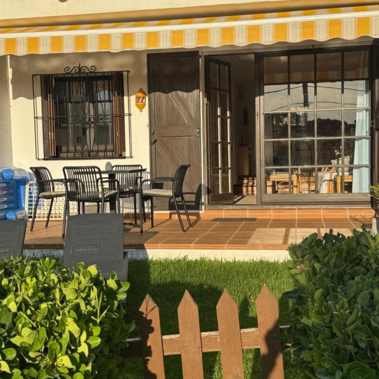 Sunny, seaside rental with pool - Apartamento de 1 dormitorio - 6