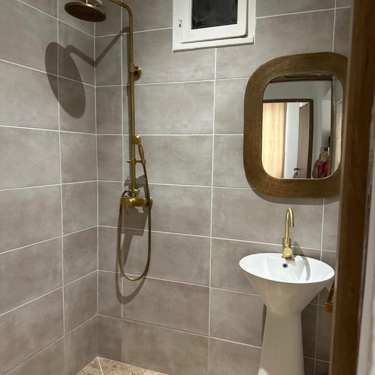 CARPENTRAS appartement climatisé 3e étage situé dans le centre historique - Appartement 3 Chambres - 28