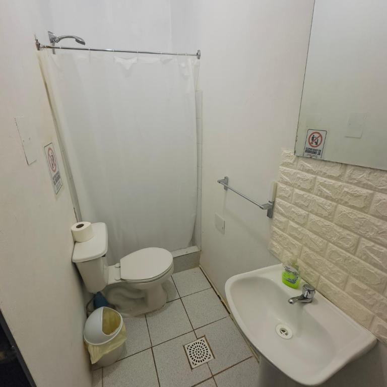 Hostal Antonella - Habitación Individual con baño privado - 2