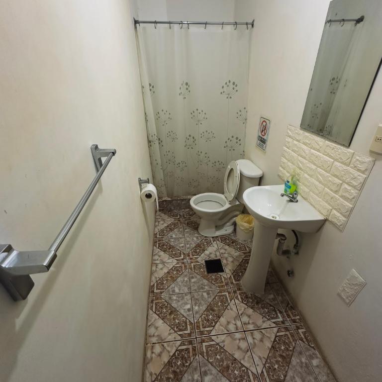 Hostal Antonella - Habitación Doble con baño privado - 2 camas - 2