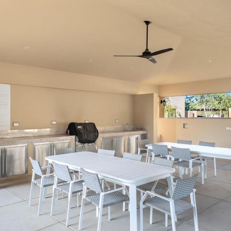 Stunning 2BR Condo - 5 Min to Beach - Apartamento de 2 dormitorios - 30