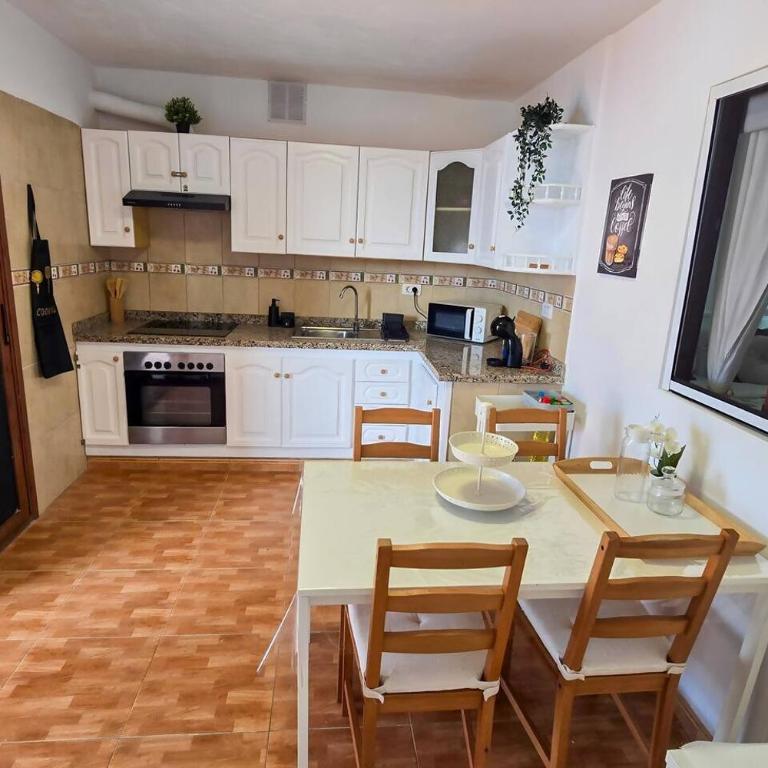 Dos terrazas céntrico pueblo y aparcamiento cerca - Two-Bedroom Apartment - 12