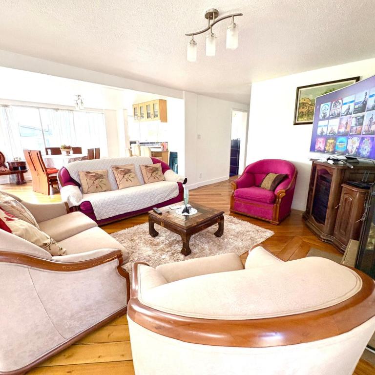Olympus Apartments - Parque La Carolina Quito - Four-Bedroom Apartment with Balcony - 2