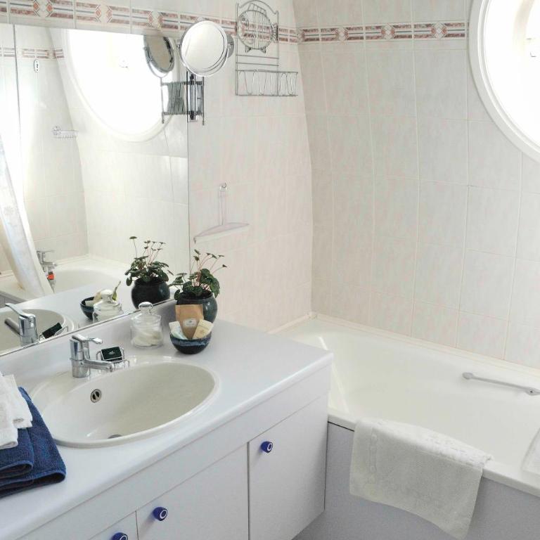 52 Clichy Bed & Breakfast - Chambre d'hôtes - Chambre Double ou Lits Jumeaux avec Salle de Bains - 5