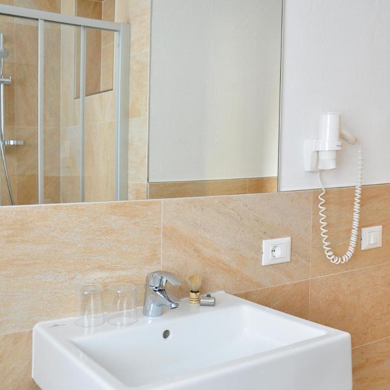 Guesthouse Rungg - Camera Matrimoniale con Bagno Privato e Balcone - 14