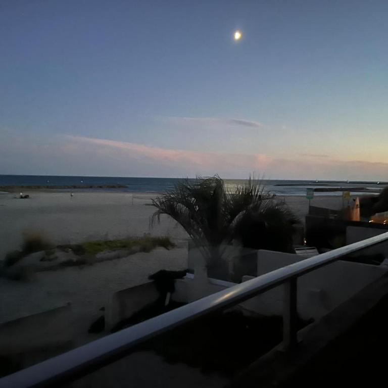CARNON PLAGE évasion en bord de mer les pieds dans le sable accès privé et direct à la plage Logement T4 pour 6 pers Terrasse vue mer Parking privé gratuit Accueil personnalisé - Appartement 3 Chambres - Vue sur Mer - 30
