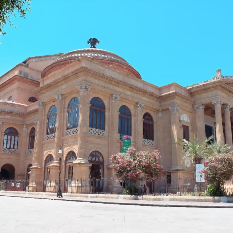 Finestre sul Massimo - Centro Storico Palermo - Appartamento con 1 Camera da Letto - 55