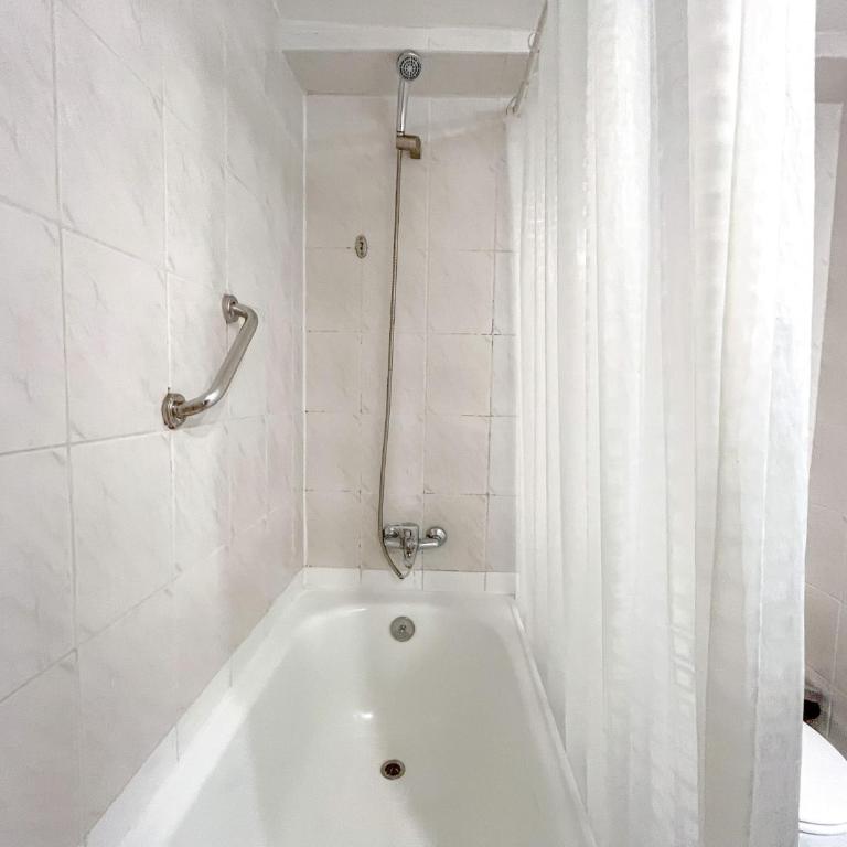 Depto 2D en Excelente Ubicación, Las Condes con Piscina - Apartamento de 2 dormitorios - 25