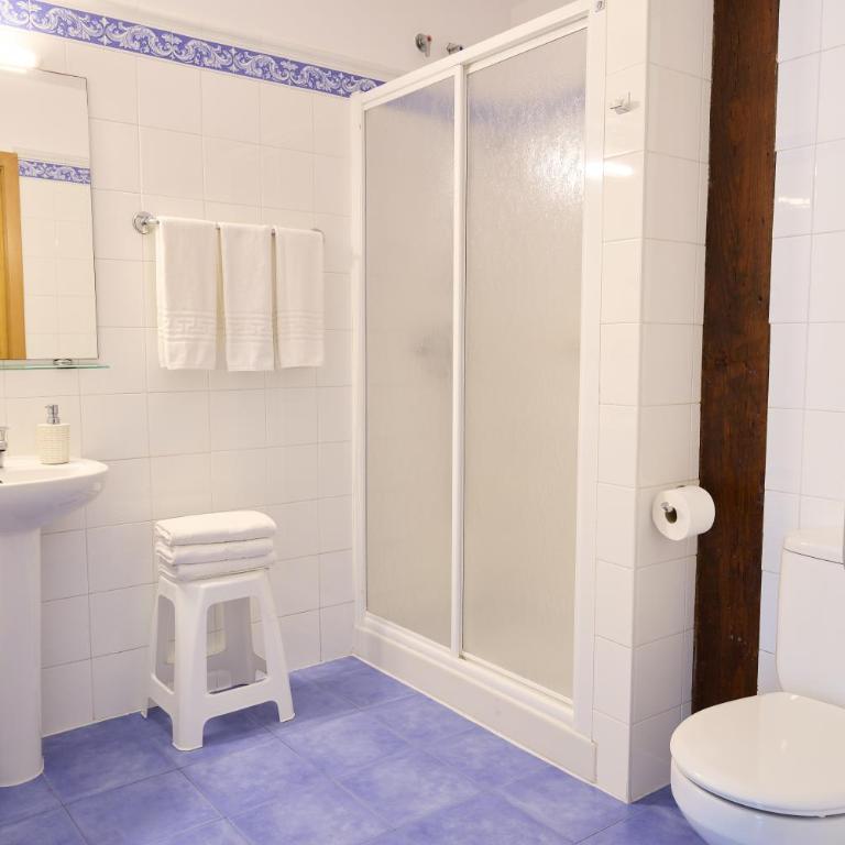 Pensión Nuevas Artes - Habitación Triple con balcón - 4