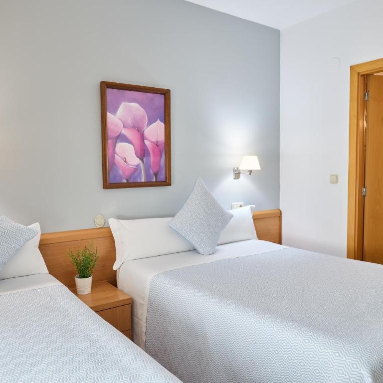 Pensión Nuevas Artes - Habitación Triple con balcón - 10