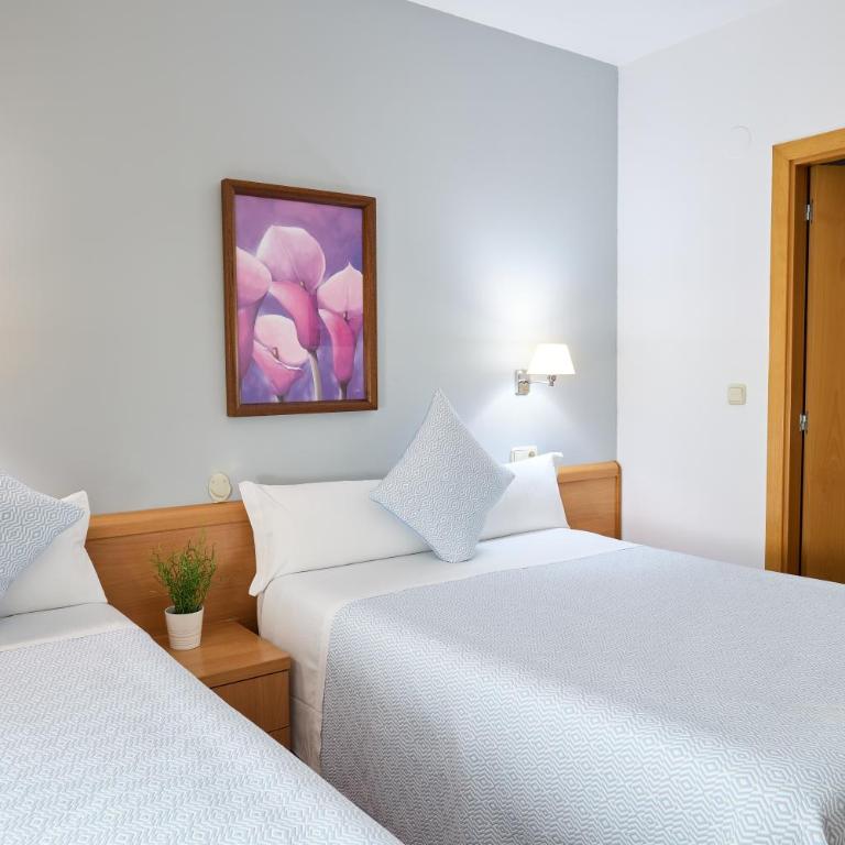 Pensión Nuevas Artes - Habitación Triple con balcón - 13
