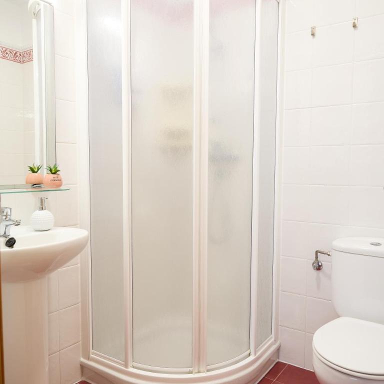 Pensión Nuevas Artes - Habitación Triple con balcón - 17