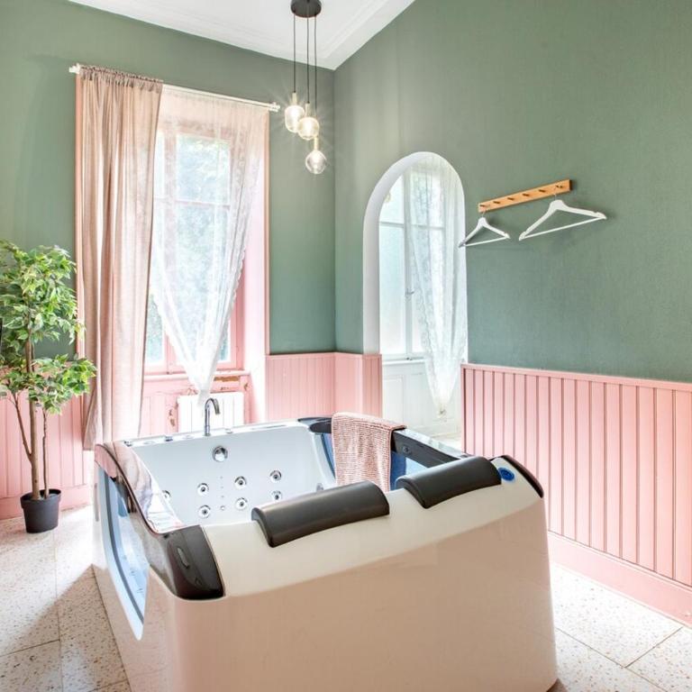 By OZC IMMO, La Suite Royal Room, Jacuzzi - Appartamento Deluxe con 1 Camera da Letto - 4