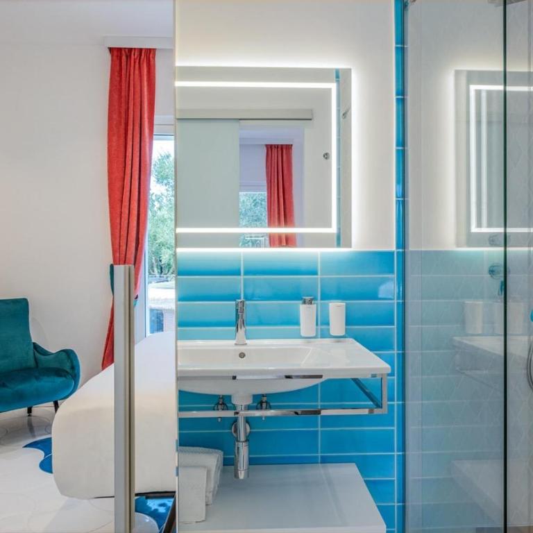 Villa Coralia Sorrento, Luxury Suite in Amalfi Coast, Italia - Deluxe Double Room with Side Sea View - 4