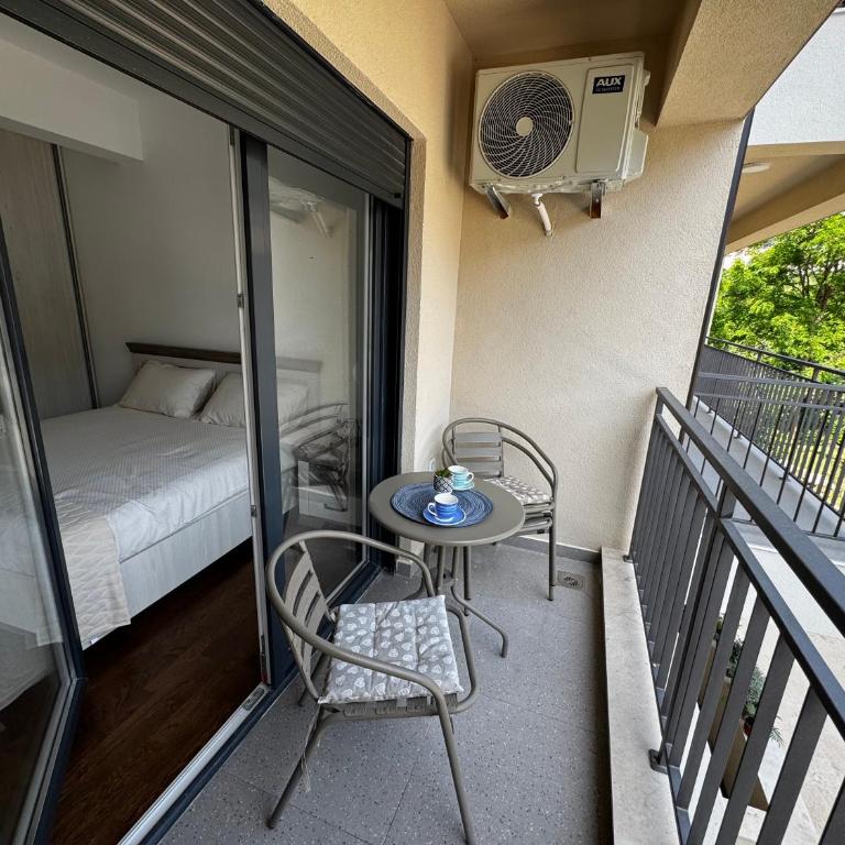 Galeb Family Apartments - Deluxe One-Bedroom Apartment with Garden View - 4