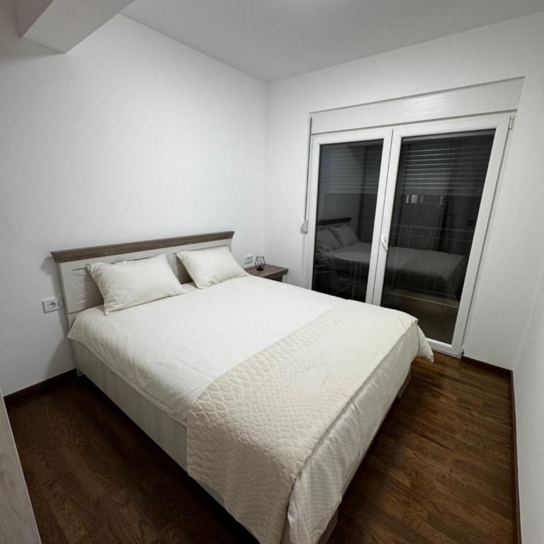 Galeb Family Apartments - Deluxe One-Bedroom Apartment with Garden View - 14