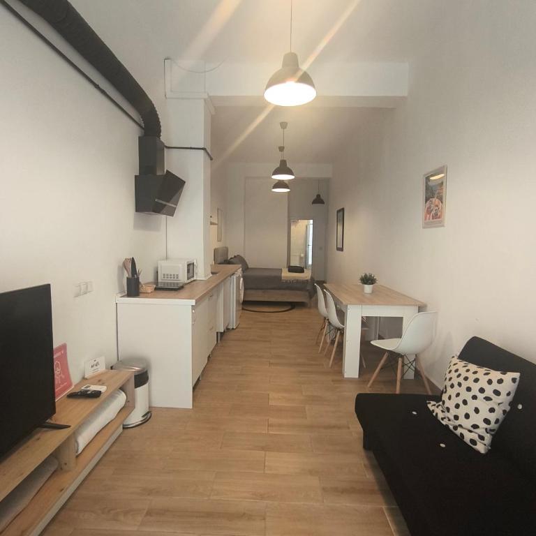 Central Cozy Ground Floor Studio - Apartment - 2