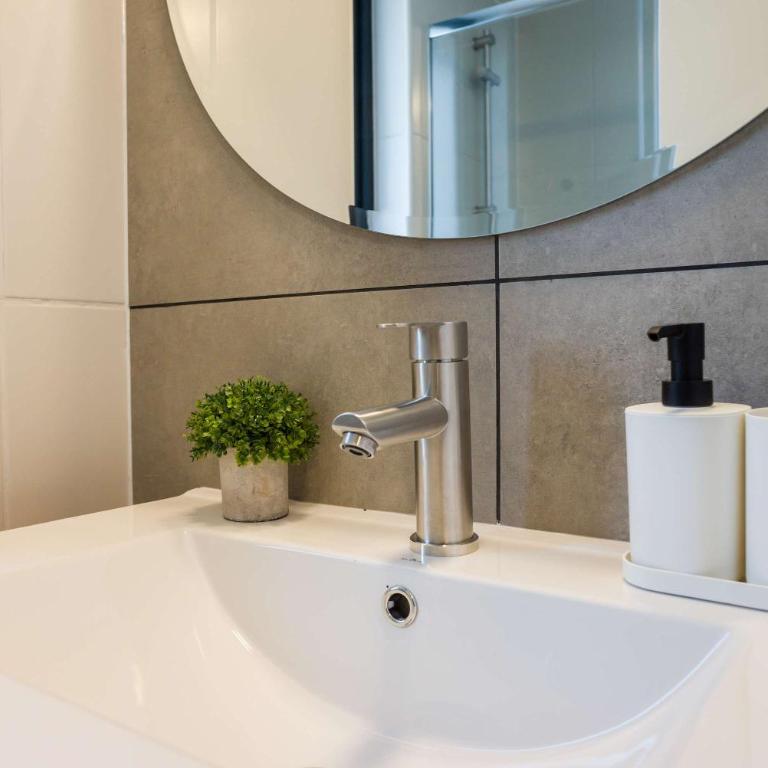 Stylish 2BR Flat for 5 in Lively Las Condes Oasis - Apartamento - 19