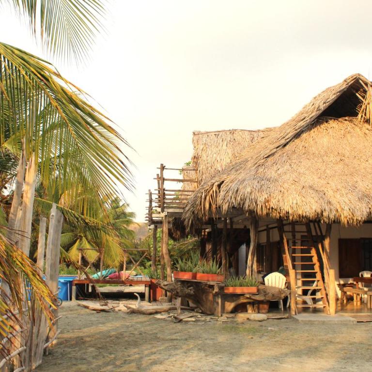 Coco y arena cabaña frente al mar, lejos del turismo y cerca a los manglares - Casa - 13