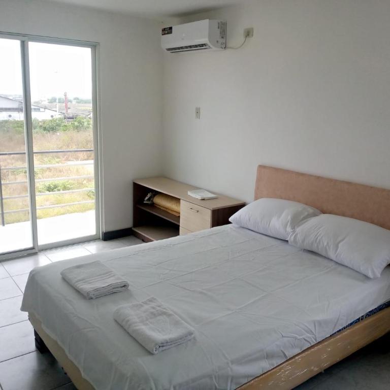 House in Manta, 15'from the beach 10' from airport - Three-Bedroom House - 21