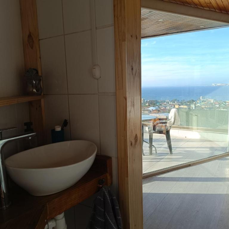 Hostal lala porteña vista al mar, baño privado y desayuno - Habitación Doble Deluxe con balcón y vistas al mar - 33