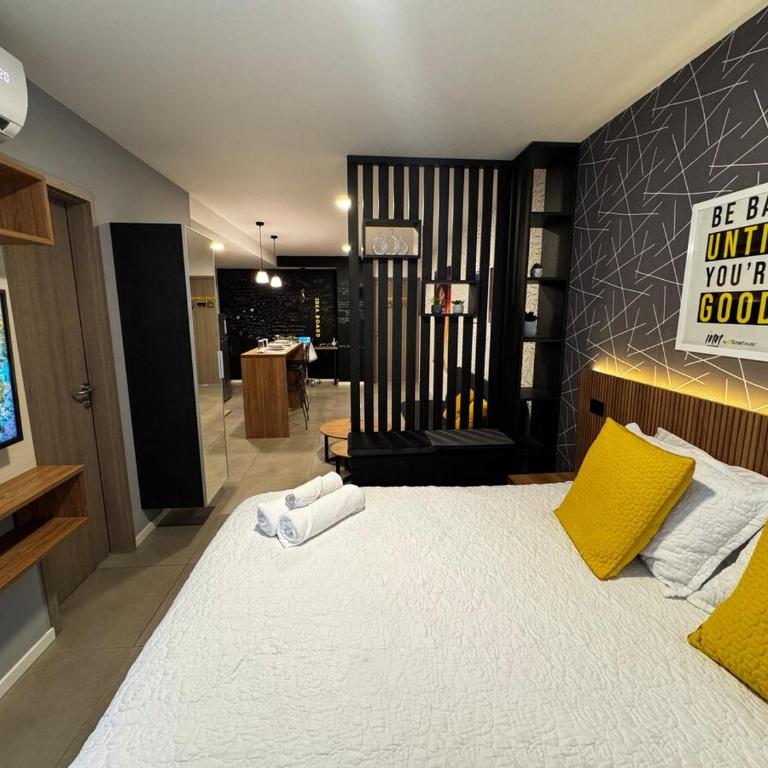 Luxury Apartment with Cowork Space, WiFi, and a Pool in a Business Area - Deluxe King Studio - 20