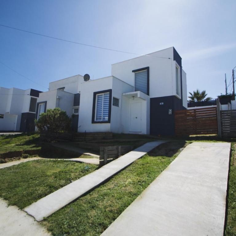 Beach House El Tabo - Three-Bedroom Vacation Home - 1