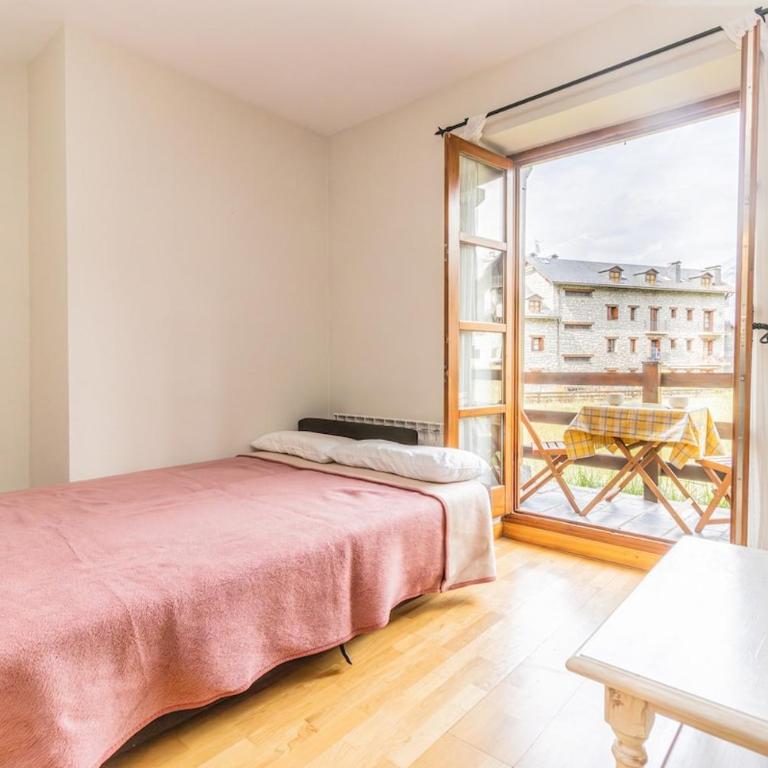 Charming Pyrenean Flat with Terrace, Views & Pool - Appartement 1 Chambre - 7