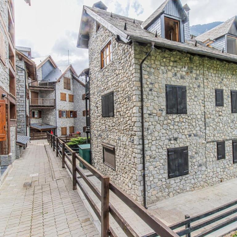 Charming Pyrenean Flat with Terrace, Views & Pool - Appartement 1 Chambre - 26