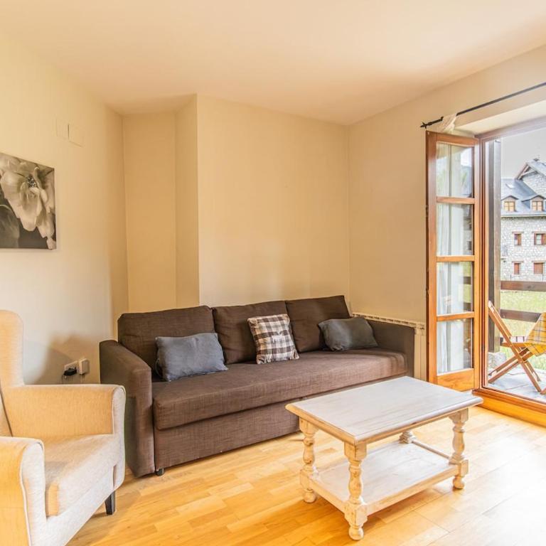 Charming Pyrenean Flat with Terrace, Views & Pool - Appartement 1 Chambre - 15