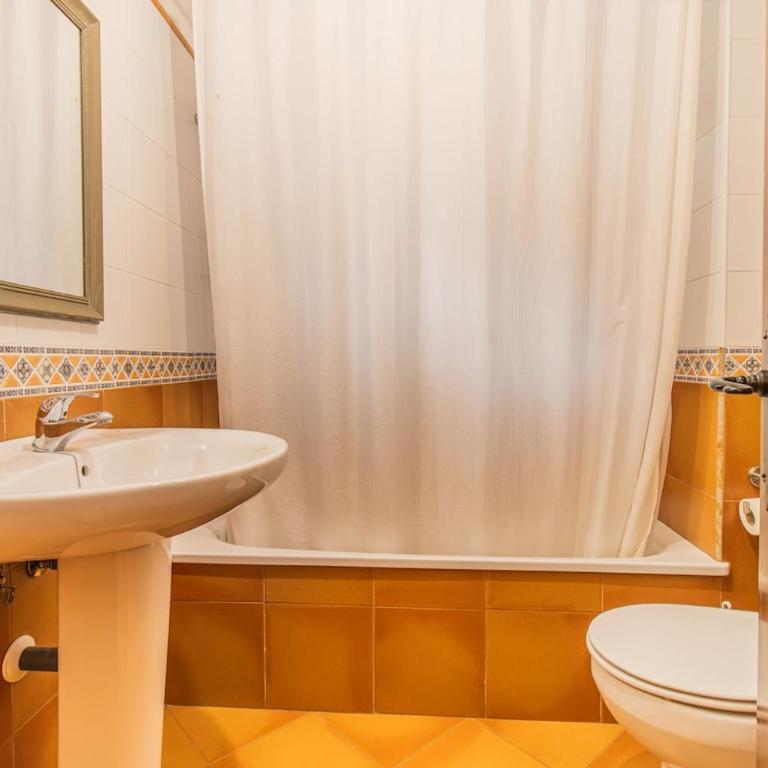 Charming Pyrenean Flat with Terrace, Views & Pool - Appartement 1 Chambre - 21
