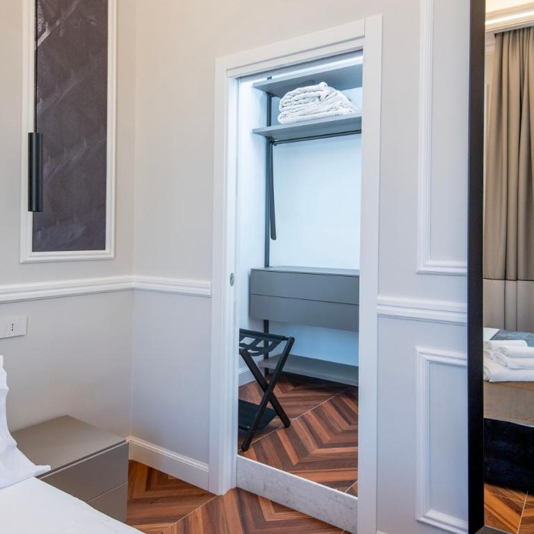 Naples Plaza Duomo - Camera Quadrupla Luxury - 11