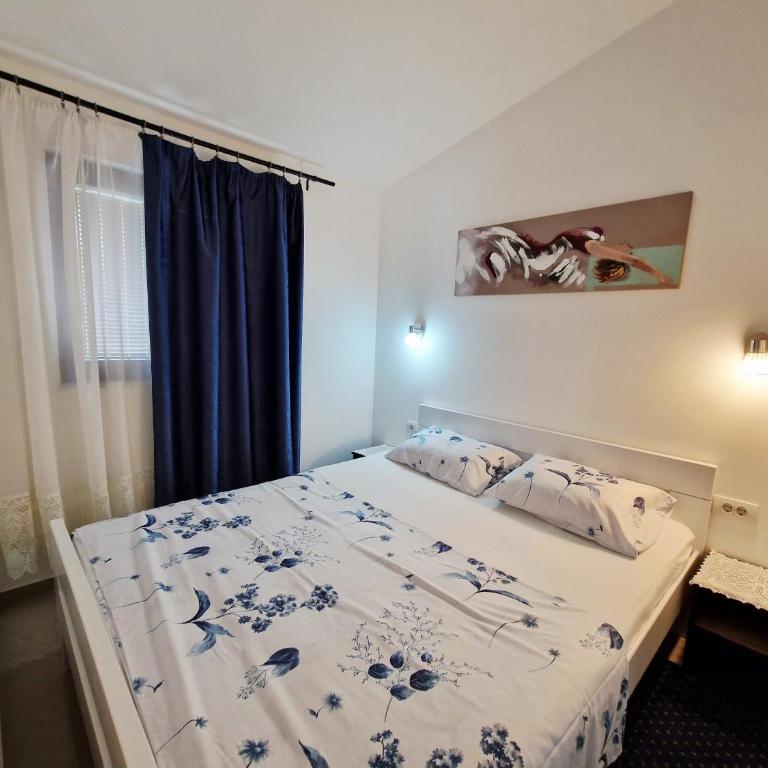 Apartments Andrija - One-Bedroom Apartment with Balcony and Sea View - 4