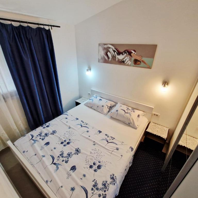 Apartments Andrija - One-Bedroom Apartment with Balcony and Sea View - 3
