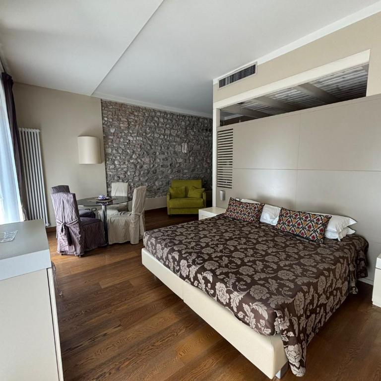 Oreste Suite - Junior Suite Deluxe con Balcone e Vista Lago - 10