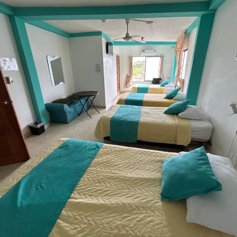 Hostal Sir Francis Drake - Quadruple Room - 7
