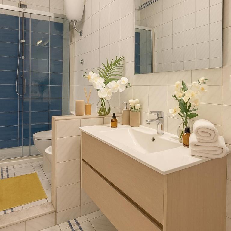 Vacanze Napoli centrale Elegant and Spacious 130sqm 2 Bedrooms 1 bathroom full and 1 small service bathroom - Two-Bedroom Apartment - 4