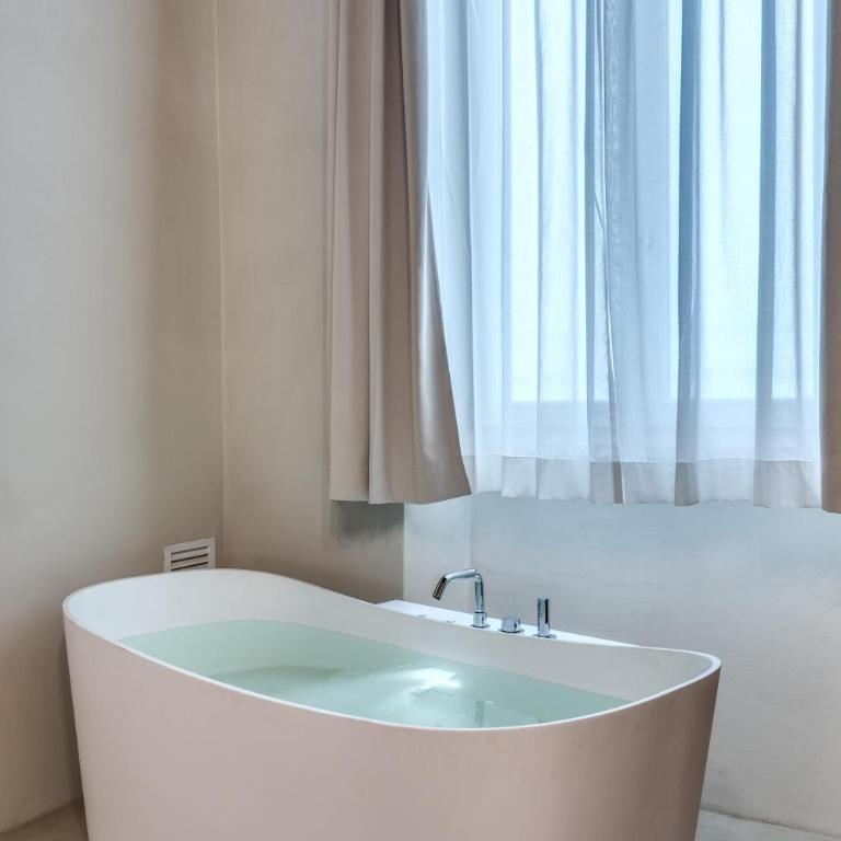 AGH Pantheon - Triple with Bathtub 3rd Floor - 10