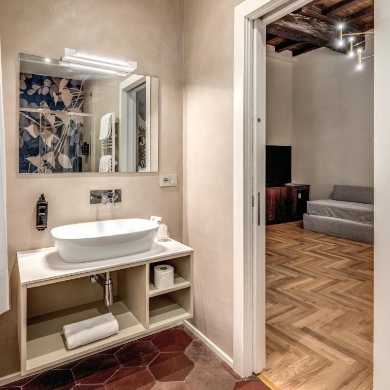 AGH Pantheon - Triple with Bathtub 3rd Floor - 9