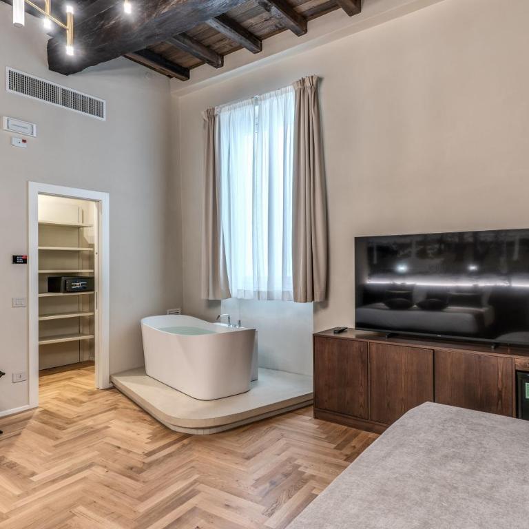 AGH Pantheon - Triple with Bathtub 3rd Floor - 3