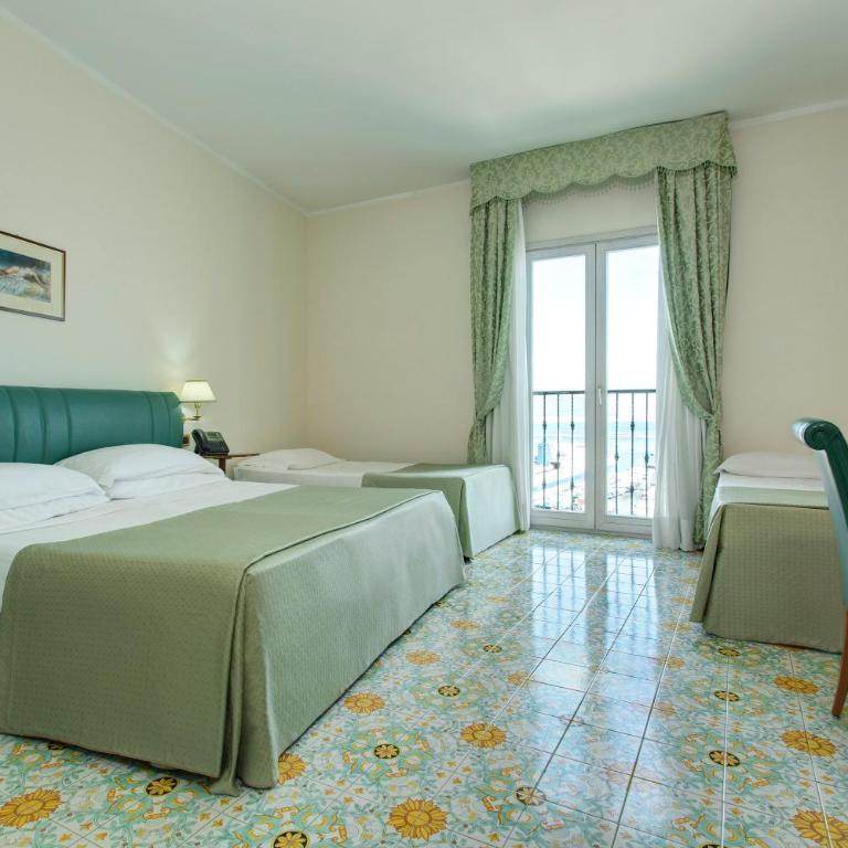 Lloyd's Baia Hotel - Camera Quadrupla con Vista Mare Parziale - 8